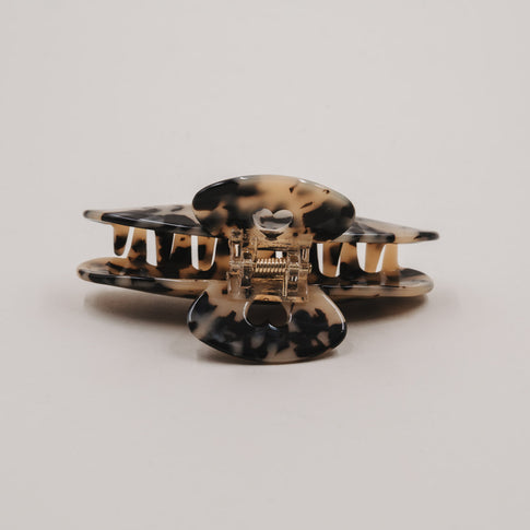 Geöffnete Haarspange Maxi Herz Leo mit sichtbarer Metallmechanik und Herzdetail.