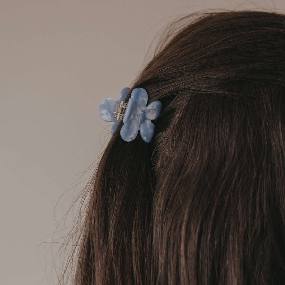 Rückansicht Haarspange Blume hellblau fixiert halboffenes Haar