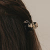 Detail Haarspange Herzform klein im Leo-Design im halboffenen Haar