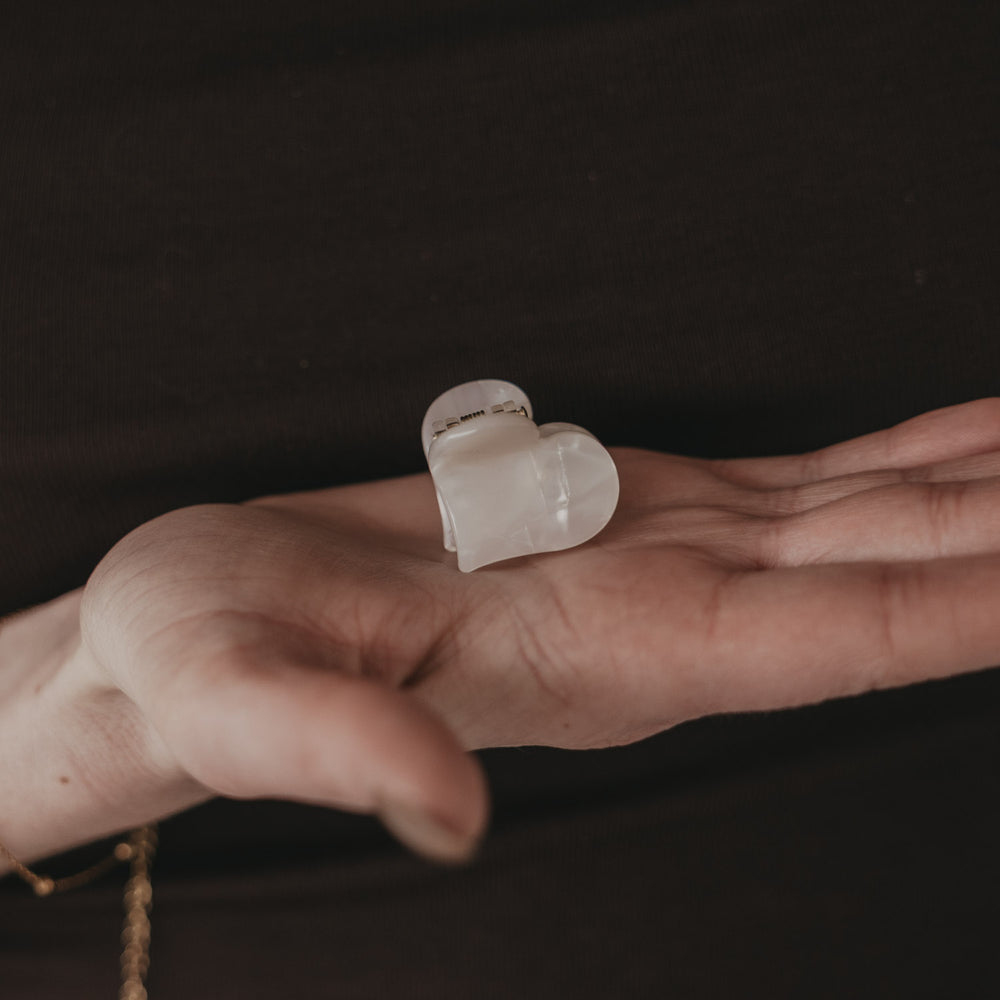 Kleine Haarspange Herzform Pearl in der Hand präsentiert