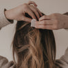 Detail große Haarspange Herzform Pearl im braunen Haar