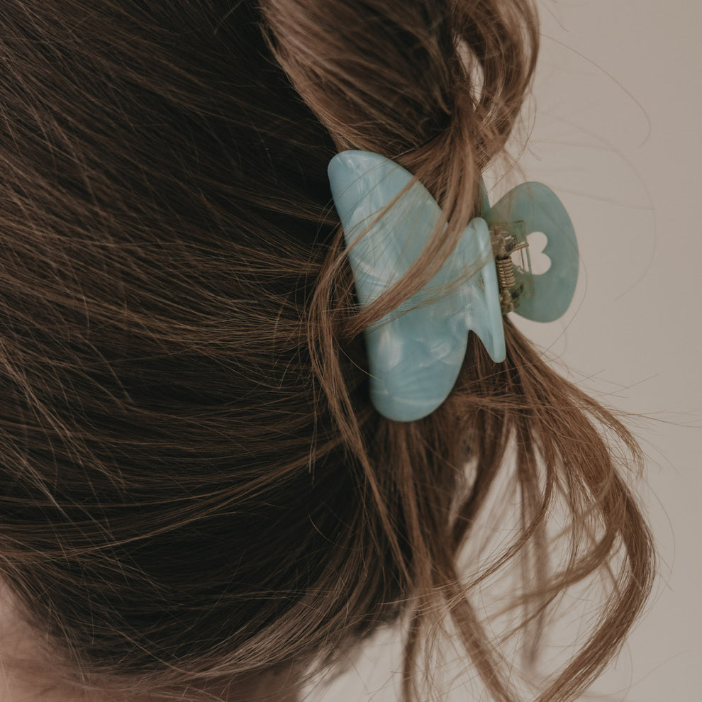 Große Haarspange in Mint mit Herzdetail im hochgesteckten braunen Haar