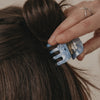 Detail kleine Haarspange Blau mit Herzöffnung im Haar
