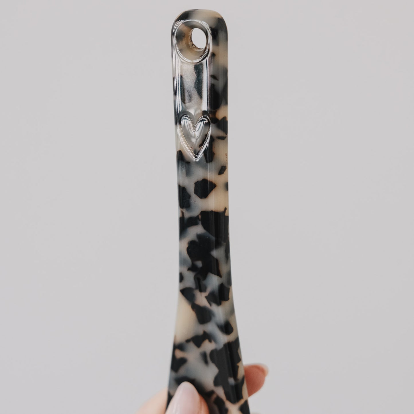 Schuhanzieher im Leo-Design mit Herzdetail, stilvolles Accessoire aus Acryl für einfaches Anziehen von Schuhen