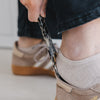 Schuhanzieher im Einsatz an Sneaker, praktisches Tool für einfaches Hineinschlüpfen ohne Bücken