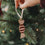 Bonbon-Baumanhänger aus Metall mit Schleifenband am Weihnachtsbaum