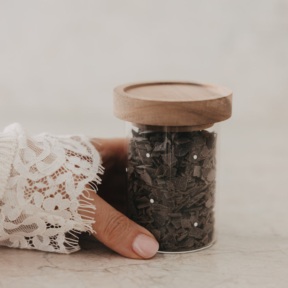 Mini Vorratsglas mit Punkten und Holzdeckel, gefüllt mit dunklen Schokoraspeln