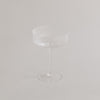Freigestelltes Champagnerglas auf weißem Hintergrund – moderne Form mit klarer Silhouette.