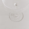Minimalistisches Produktfoto: Glas mit Gravur „Das Leben ist schön“ auf weißem Untergrund.