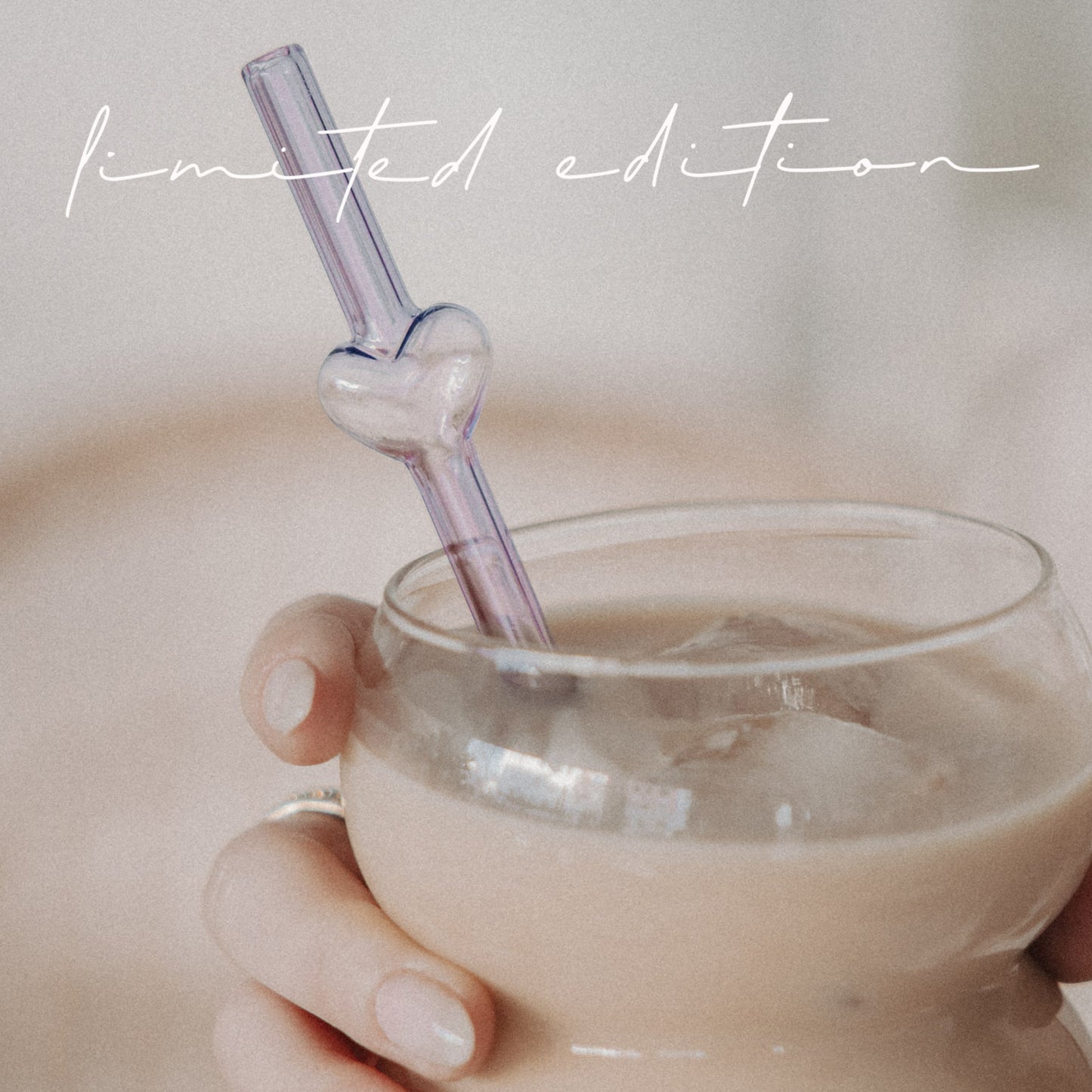 Glasstrohhalm Bubble Heart mit Herzmotiv in Flieder in einem Getränkeglas