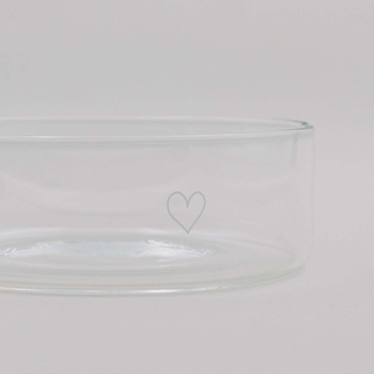 Detailansicht der Glas-Schale mit feinem Herzmotiv, minimalistisches Design für Küche und Deko.