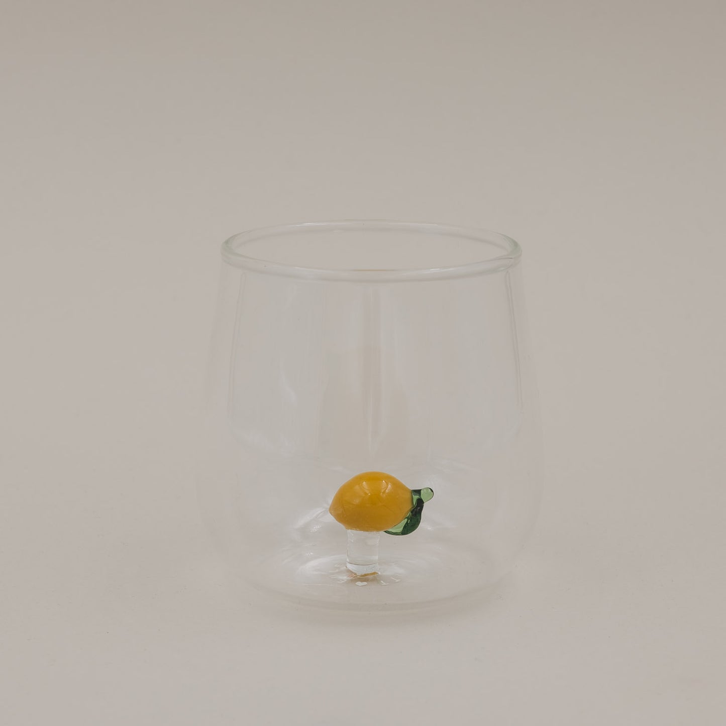 Freigestelltes Trinkglas mit Zitronen Motiv, modernes Glas für Getränke