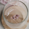 Draufsicht auf Trinkglas mit Schwein Detail im Boden, modernes Glasdesign