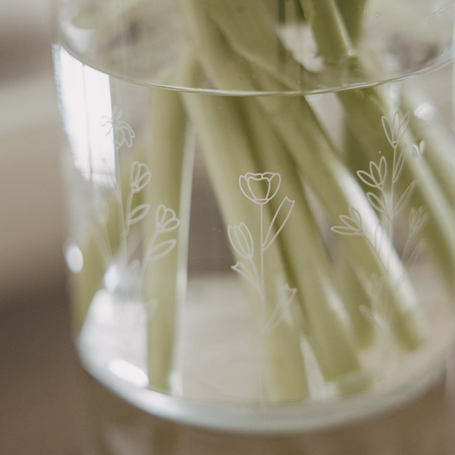Glasvase mit zartem Blumenwiesen-Motiv, Nahaufnahme der Gravur auf Glas