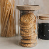 Vorratsglas mit weißen Herzen und Holzdeckel, gefüllt mit Keksen