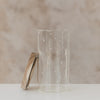 Offenes Vorratsglas mit weißen Herzen und seitlich angelehntem Holzdeckel