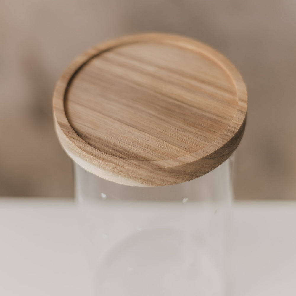 Nahaufnahme des runden Holzdeckels auf dem Vorratsglas mit weißen Herzen