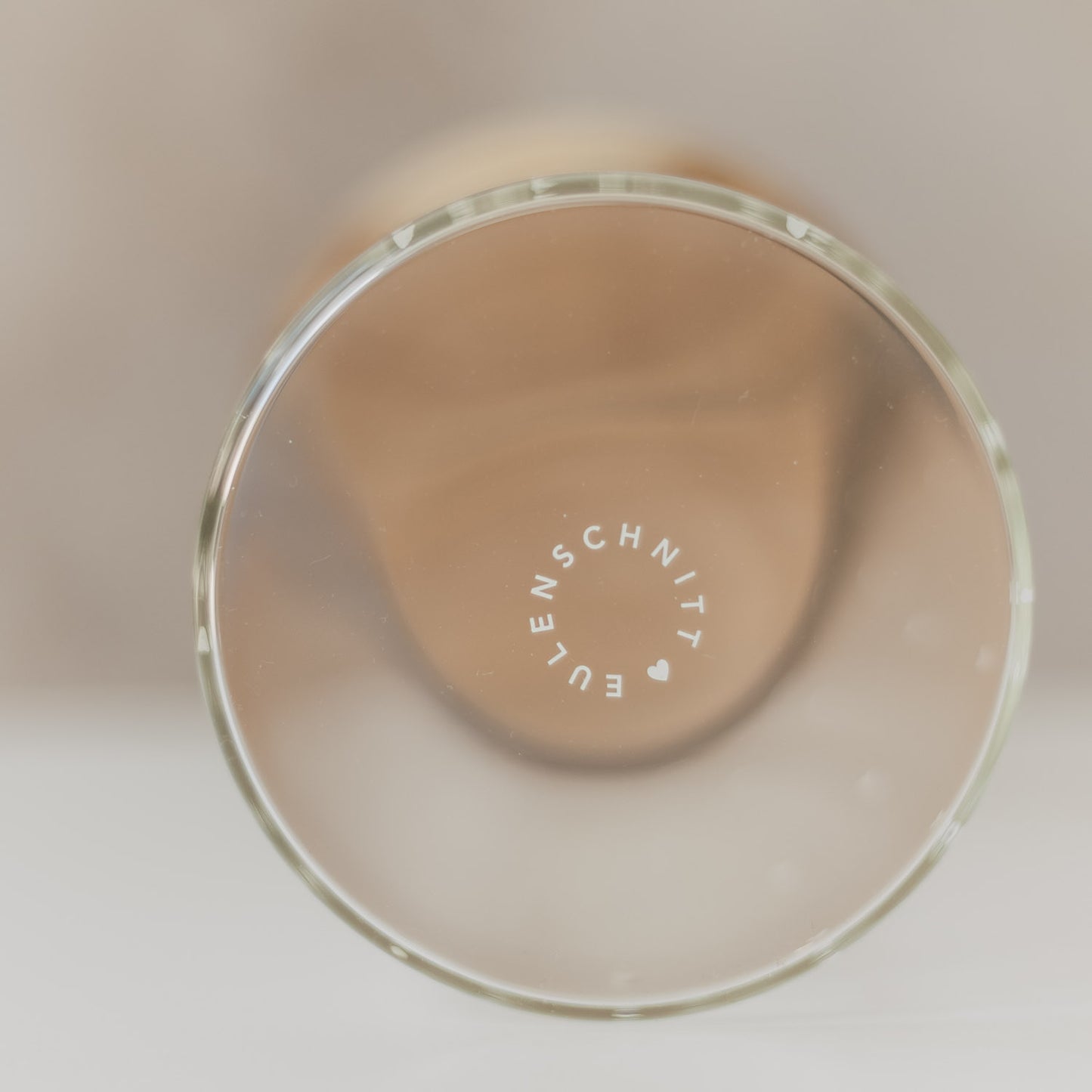 Blick von unten auf das Vorratsglas mit weißem Eulenschnitt-Schriftzug am Glasboden