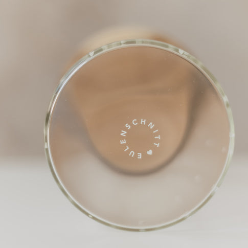 Blick von unten auf das Vorratsglas mit weißem Eulenschnitt-Schriftzug am Glasboden