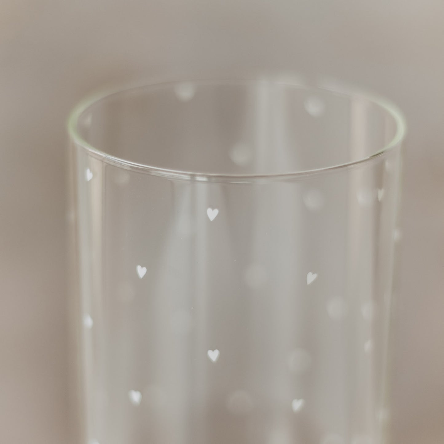 Nahaufnahme der kleinen weißen Herzen auf dem transparenten Vorratsglas