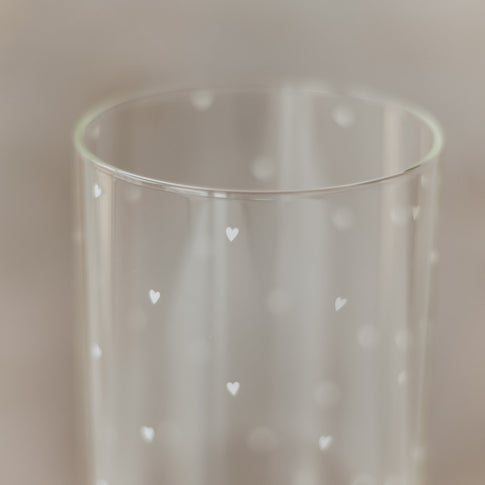 Nahaufnahme der kleinen weißen Herzen auf dem transparenten Vorratsglas