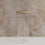 Leeres hohes Vorratsglas mit kleinen weißen Herzen und rundem Holzdeckel