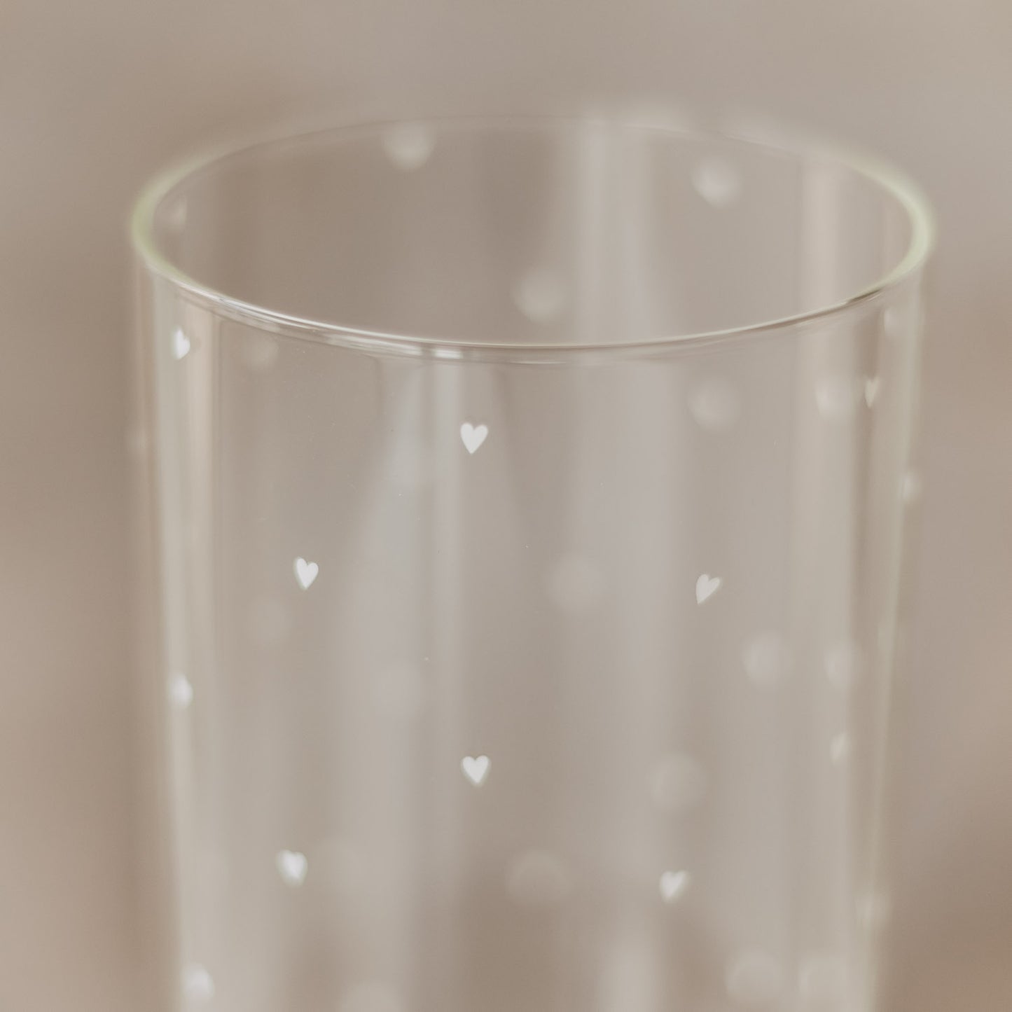 Nahaufnahme des transparenten Vorratsglases mit kleinen weißen Herzen.