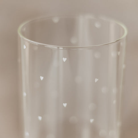 Nahaufnahme des transparenten Vorratsglases mit kleinen weißen Herzen.
