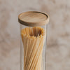 Nahaufnahme des mit Spaghetti gefüllten Vorratsglases mit weißen Herzen und Holzdeckel.