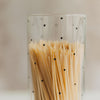Nahaufnahme von Spaghetti in einem transparenten Vorratsglas mit kleinen schwarzen Herzen.