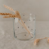 Glas mit kleinen schwarzen Herzen, dekoratives Trinkglas mit Trockenblumen, minimalistisches Design für stilvolle Tischdeko