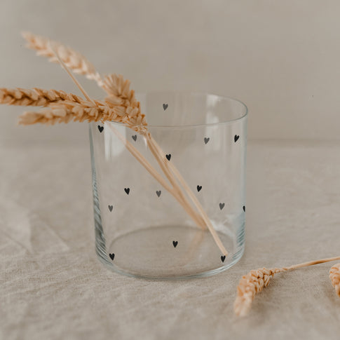 Glas mit kleinen schwarzen Herzen, dekoratives Trinkglas mit Trockenblumen, minimalistisches Design für stilvolle Tischdeko