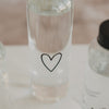 Glas Trinkflasche Herz 750 ml mit schwarzem Deckel, Detailansicht minimalistisches Design