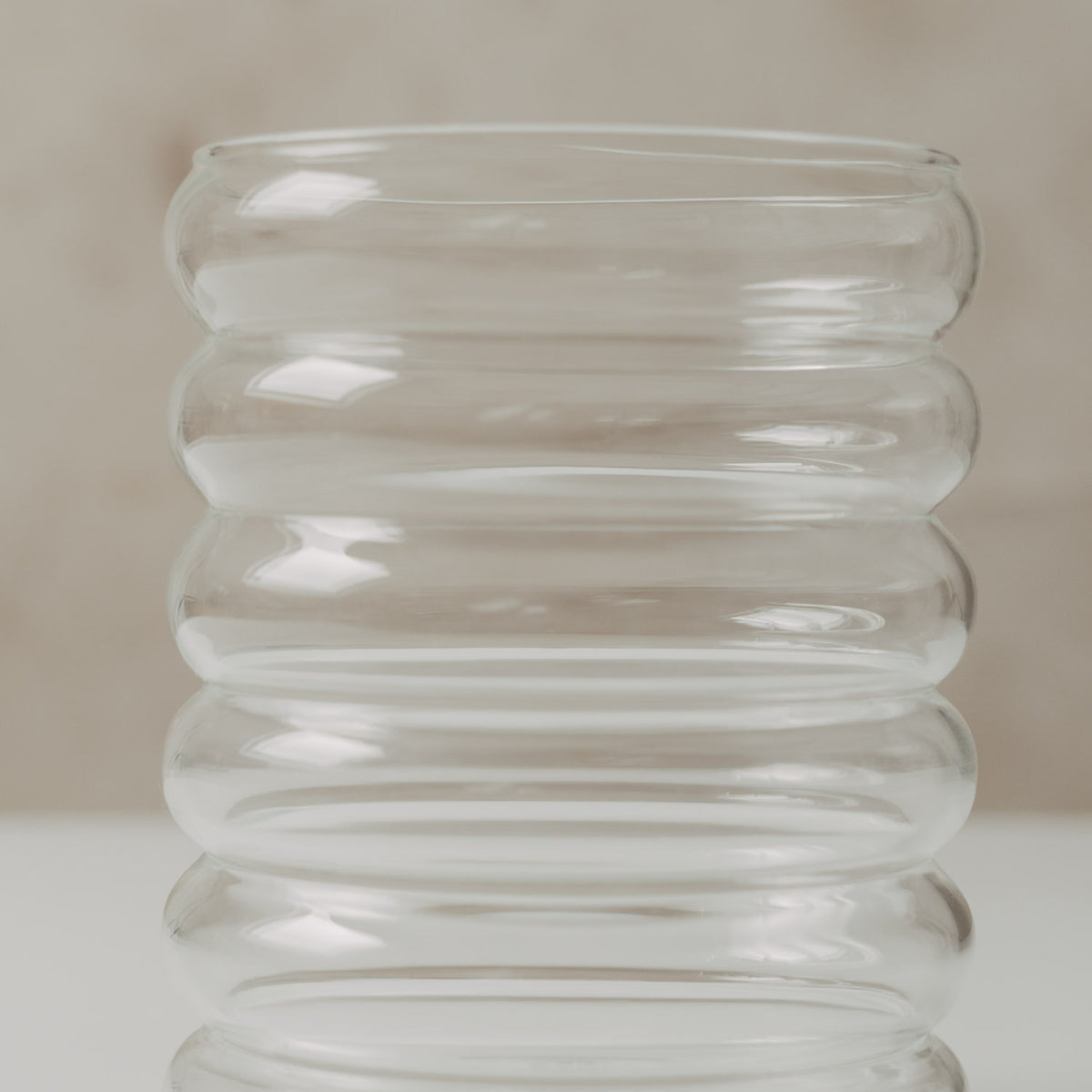 Nahaufnahme der transparenten Bubble Vase mit abgerundeten Glasringen und glänzender Oberfläche.