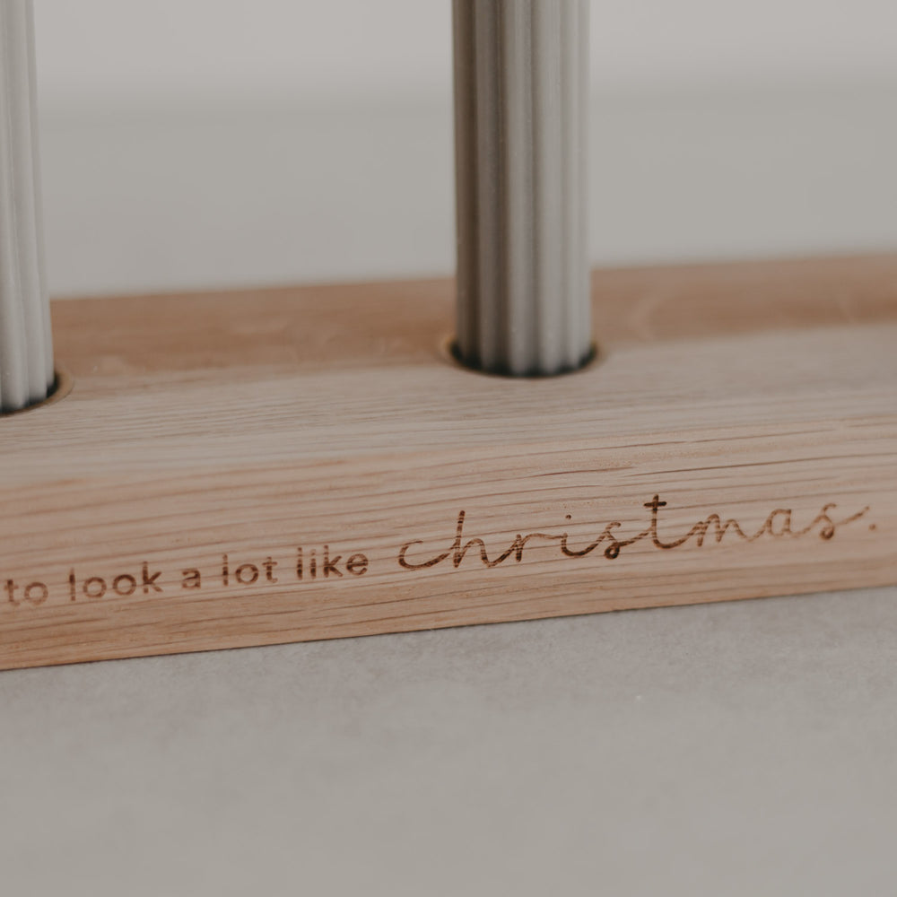 Detailaufnahme Gravur It's beginning to look a lot like Christmas auf Holzkerzenhalter