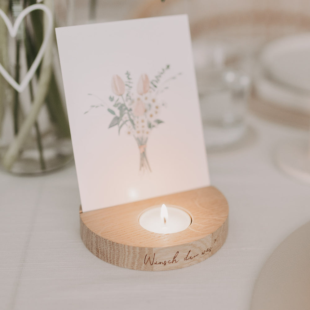 Brennendes Teelicht im Kartenhalter „Wünsch dir was“ aus Holz mit Karte als Dekoration.