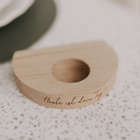 Detailaufnahme des Holz-Teelichthalters „Heute ist dein Tag“ mit runder Aussparung für ein Teelicht.