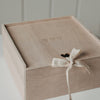 Geschlossene Erinnerungsbox aus hellem Holz mit drei gravierten Herzen auf dem Deckel und dekorativer Schleife. Das schlichte Design unterstreicht den natürlichen und zeitlosen Charakter der Box.
