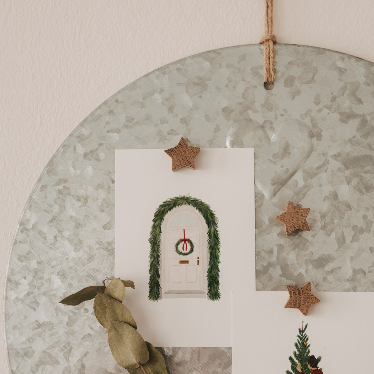 Sternmagnete aus Holz befestigen weihnachtliche Karten an einer runden Magnettafel