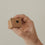 Verpackung des 3er-Sets Sternmagnete aus Holz mit schwarzem Herzmotiv