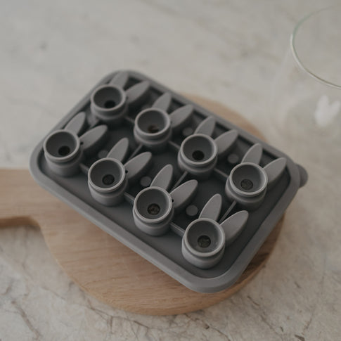 Seitliche Ansicht der grauen Eiswürfelform aus Silikon mit erhöhten Hasenformen.