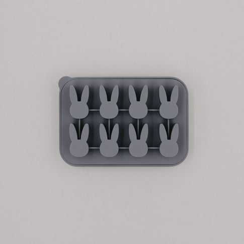 Graue Silikon-Eiswürfelform mit acht Hasenformen in moderner, minimalistischer Optik.