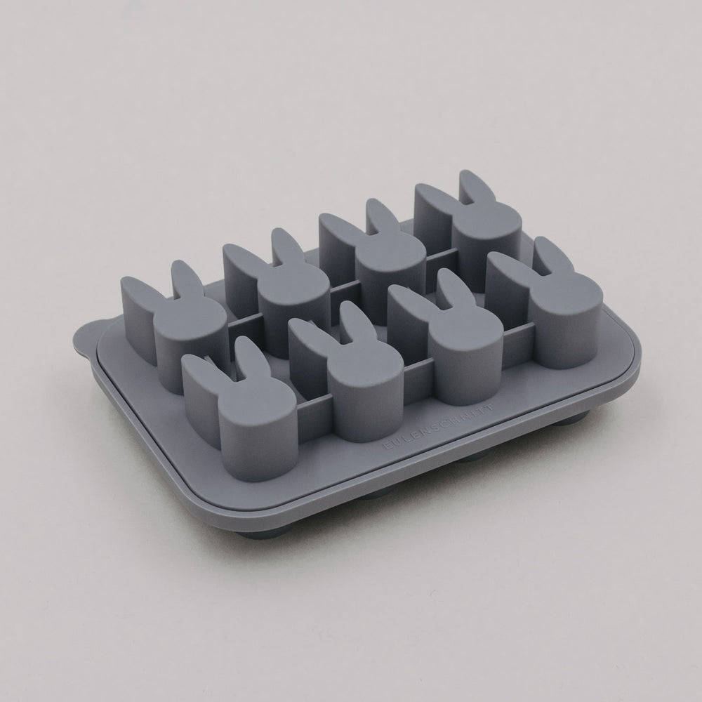Seitliche Ansicht der grauen Eiswürfelform aus Silikon mit erhöhten Hasenformen.
