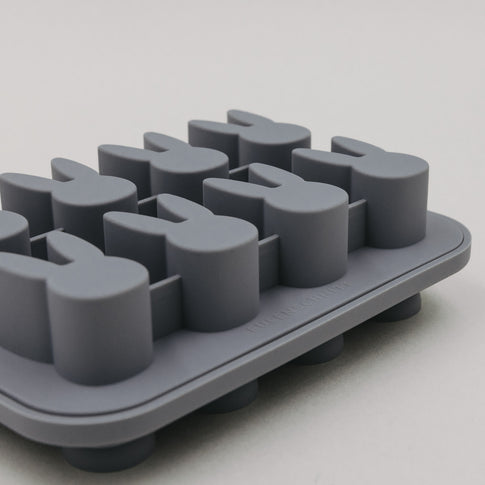 Detailansicht der Hasenformen der grauen Silikon-Eiswürfelform von Eulenschnitt.