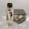 Trinkflasche mit Eiswürfel Stick aus Früchten, daneben Eiswürfelform für längliche Ice Sticks