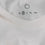 Detail Kragen weißes T-Shirt mit Größenangabe und Eulenschnitt Logo