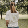 Frau von hinten mit weißem T-Shirt „Matcha is always a good idea“, Outdoor im Park