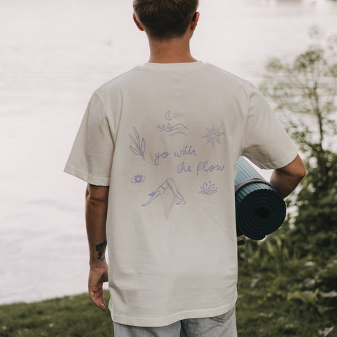 Person von hinten mit Yogamatte, weißes T-Shirt „go with the flow“ mit großem Rückendruck