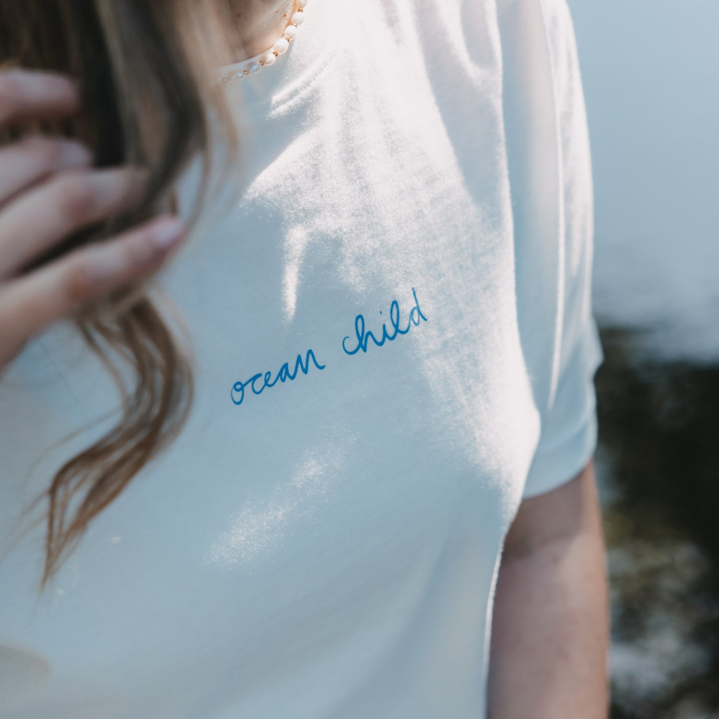 Detailansicht Frontprint „Ocean Child“ auf weißem T-Shirt, weicher Baumwollstoff