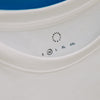 Detail Kragen mit Größenangabe und Eulenschnitt Logo auf weißem T-Shirt